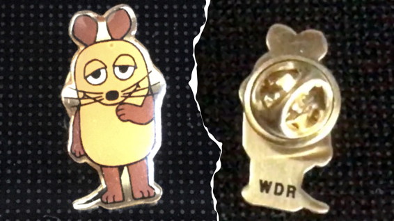 Anstecknadel-Die-Maus_SWR2-Podcast-Musik-statt-Pille_Geschenk-im-WDR-Studio-Dortmund_1Dez2014